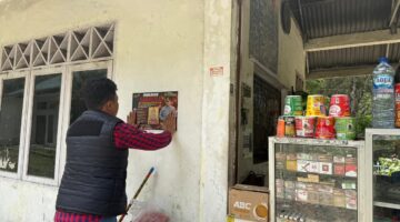 Cegah KARHUTLA, Sat Reskrim Polres Simalungun Gencar Sambangi Warga dan Bagikan Stiker Imbauan